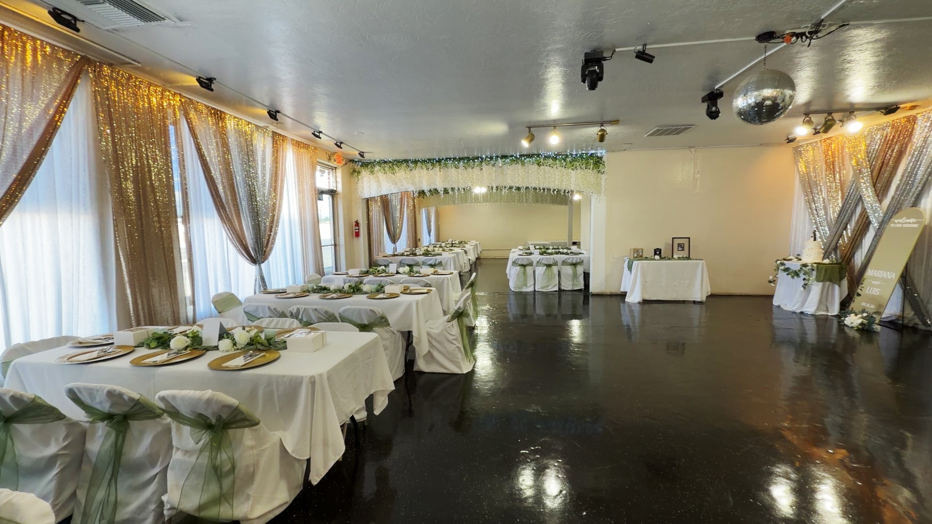 Salón preparado para una boda elegante